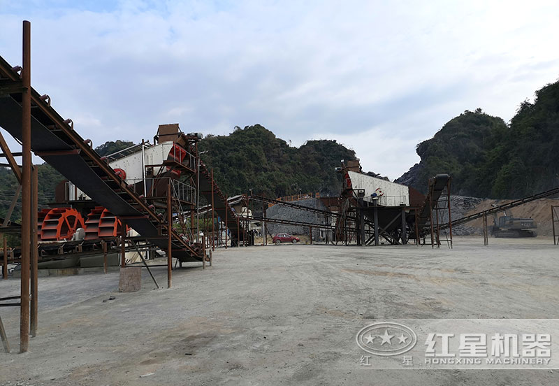 方案三配置現(xiàn)場：破碎機(jī)+制砂機(jī)+洗砂機(jī)，費用80萬以上